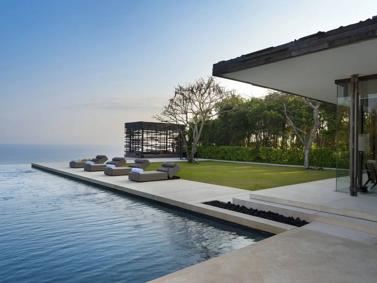 Alila Villas Uluwatu cliff-edge villa infinity pool merging with the Indian Ocean