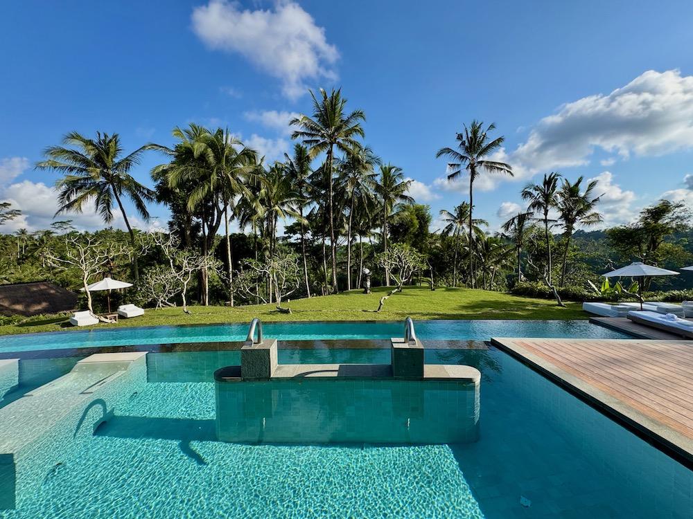 COMO Shambhala Estate infinity pool overlooking Bali rainforest canopy