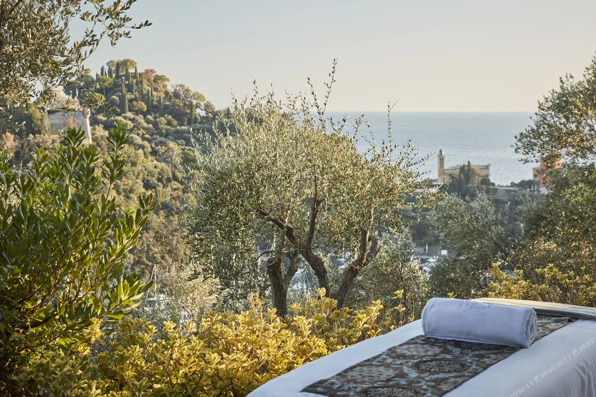 Hotel Splendido Legend Suite with vaulted ceiling